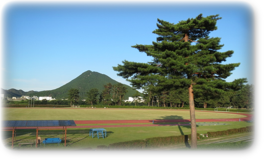三上山をバックに